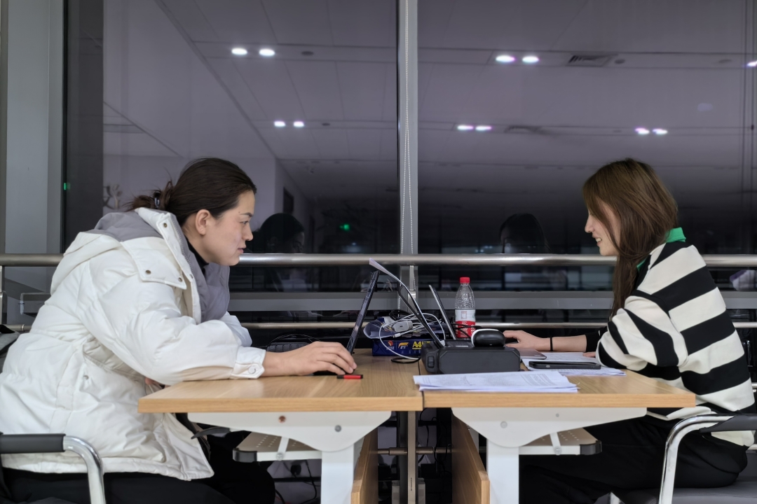 1702456288547622.jpg 项目经理在市交易中心评标室外组织春风仁里项目资料_网页.jpg