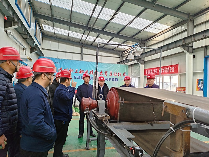 1703291536110333.jpg 花园煤矿依托卢春雷创新工作室,利用实操基地组织开展胶带运输机控制、胶带运输机保护装置开展培训.jpg