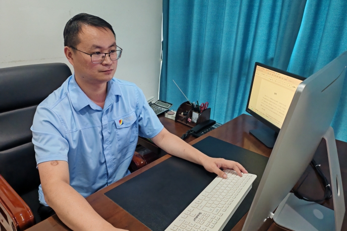 1720337516254317.jpg 潘福赞工作照_副本.jpg