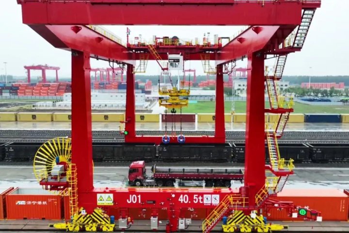 龙拱港铁路专用线首次运输钢卷业务