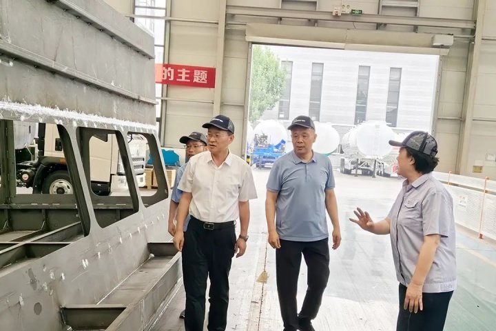 王崇景到曙岳车辆公司检查指导工作