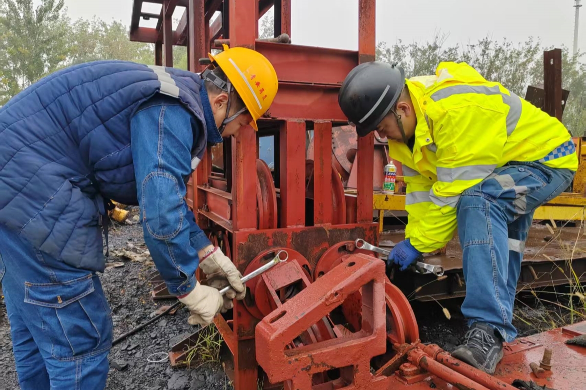 1761653445147082.jpg 花园煤矿修旧利废“淘真金”小改小革节省资金4000余元。.jpg